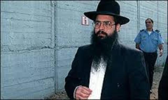 היהודי עמי פופר רוצח שבעה פועלים ערבים.