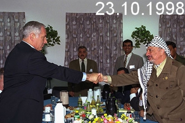 בנימין נתניהו ויאסר ערפאת חותמים על הסכם ואי