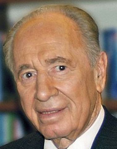 שמעון פרס מושבע כנשיא מדינת ישראל התשיעי.