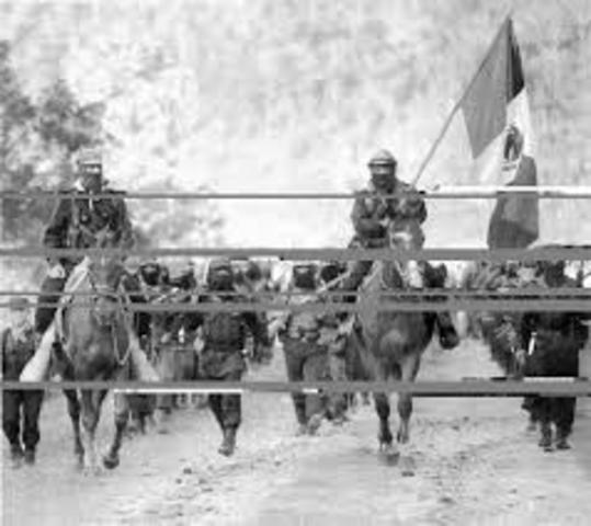 Morelos ordena incendiar Acapulco.
