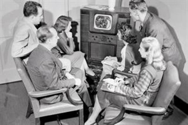 Televisión: primera emisión.