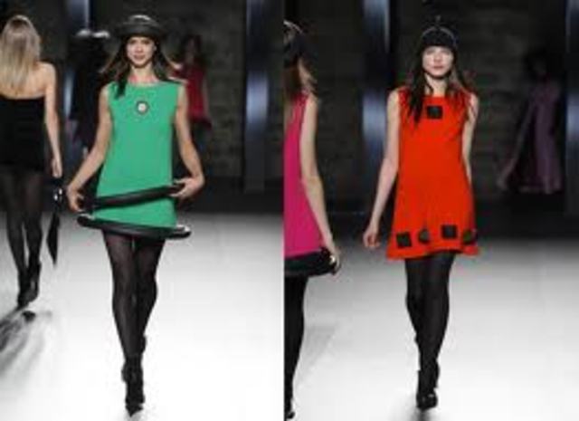 MINI VESTIDOS Y MEDIAS VELADAS