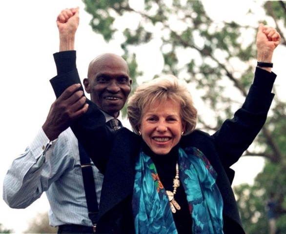 Wade remporte les élections de 2000