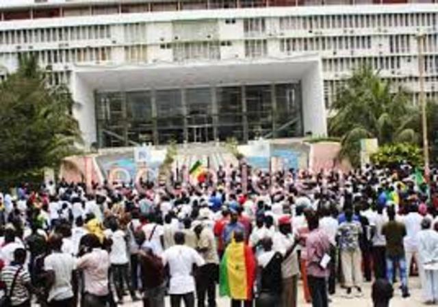 Contestation de l'opposition politique contre la candidature de Wade en 2012