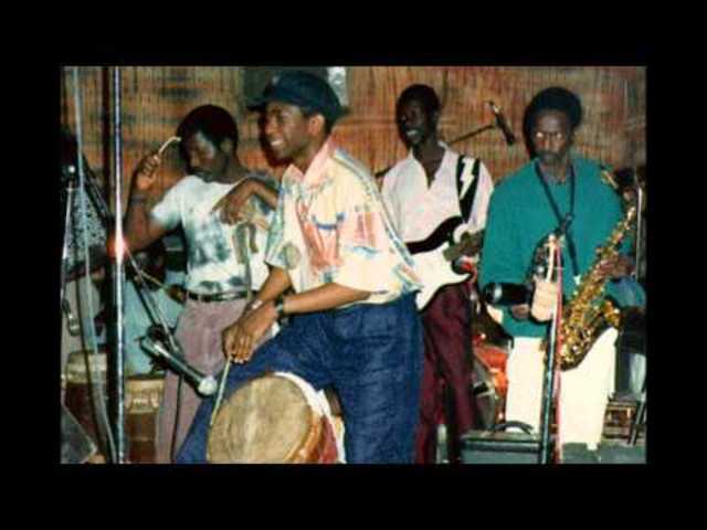 Debut de carrière musicale avec le Groupe étoile de Dakar