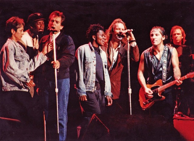 Aux côtés d'autres artistes il accede à la cour des grands