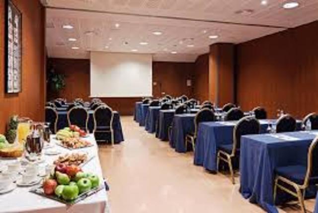 Implementación de hoteles con salones de convenciones.