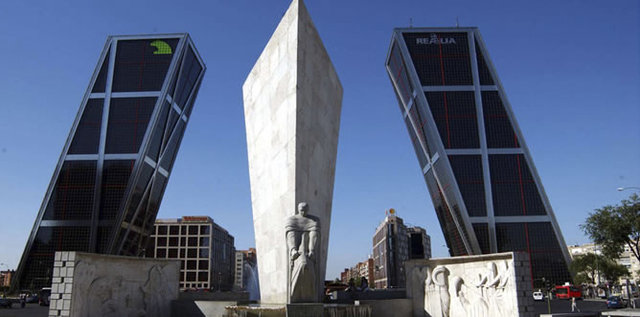 Puerta de Europa de Madrid "Torres KIO" -  Philip Johnson y John Burgee
