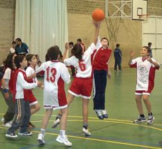 jugando basquet