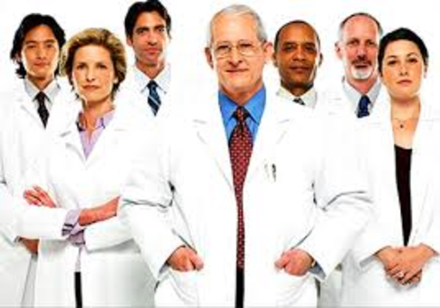 En 1917 ingresó en la Faculatad de Medicina, pero pronto cambió a la Facultad de Derecho