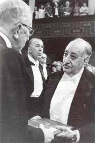 El 19 de octubre de 1967, se le otorgó el "Premio Nobel de Literatura".