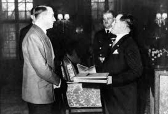 Hitler shows support for Japan