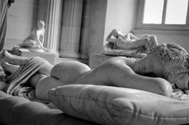 Es expulsado de Italia.