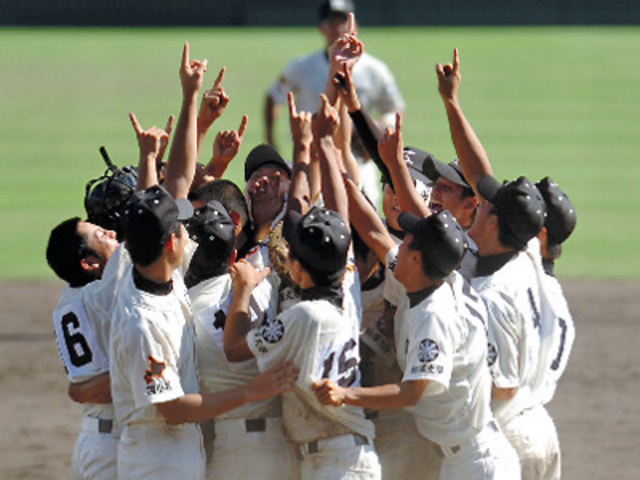 he led his team all the way to a championship in the 87th National High School Baseball tournament held at Koshien Stadium in the summer of his second year