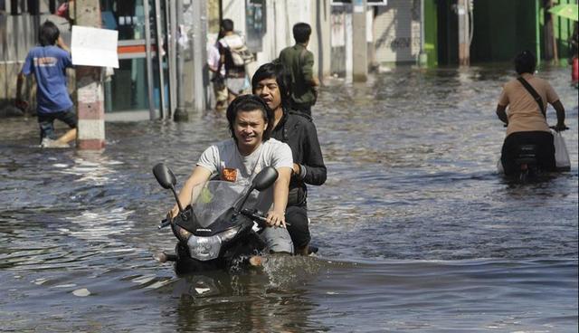 Rama 9 makes an on-the-spot inspection