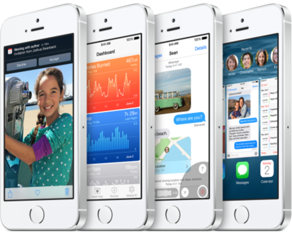 Primer IPHONE, primer dispositivo móvil multimedia con Steve Jobs.