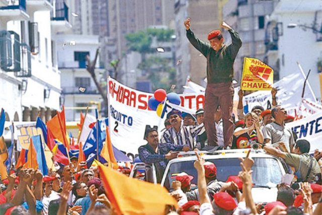 Chávez es elegido Presidente de Venezuela