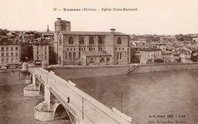 L'église est la proie des flammes