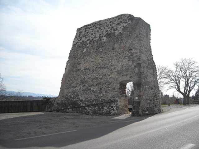 Première enceinte de la ville