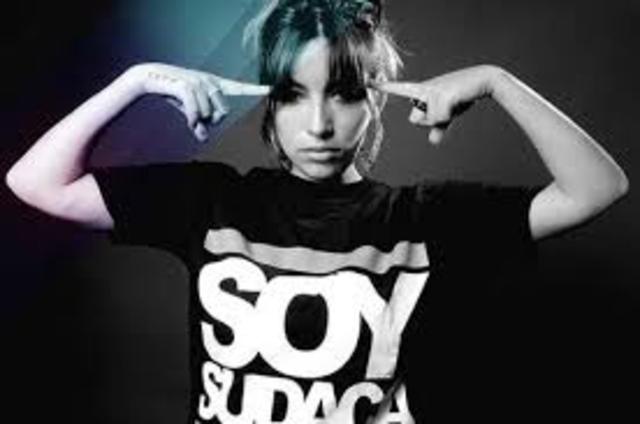 Lanzamiento de su primer sencillo en solitario