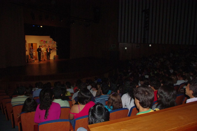 Dos Funciones de ALGO SE PUDRE EN LA DESPENSA en el Auditorio Luis A. Calvo