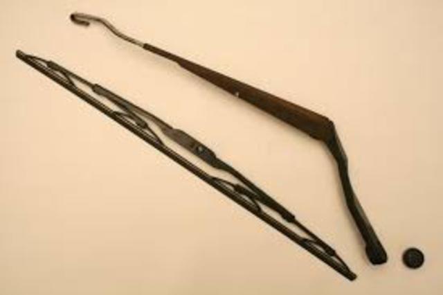 First windscreen wipers fitted to a motorcar