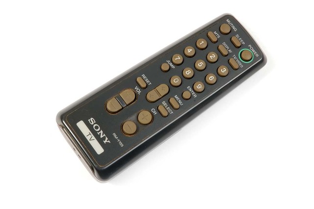 me caso y me regalan el 1er TV con control remoto!!