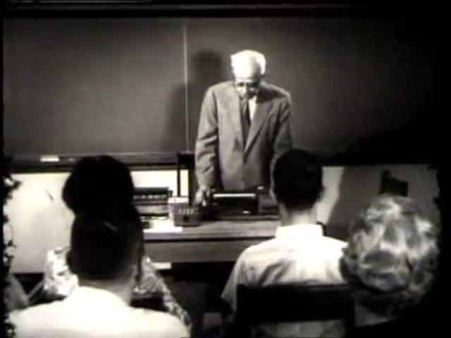 Sidney Leavitt diseña las primeras máquinas.