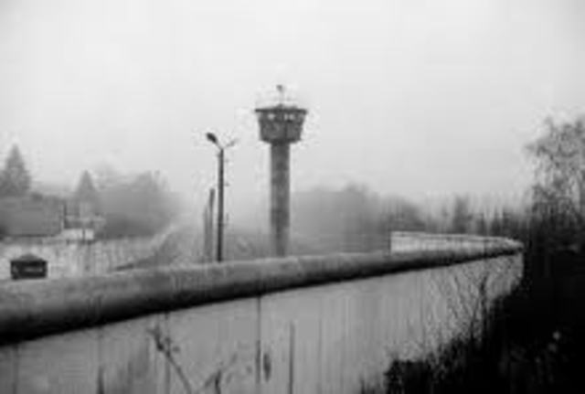 Construction of Berlin Wall begins
