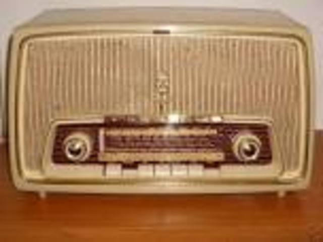 EDUCAÇÃO À DISTÂNCIA PELA RÁDIO