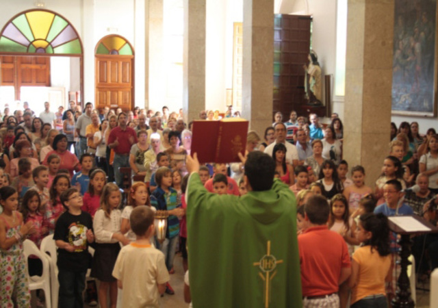MISA el colegio hace una misa celebrando sus 35 años!