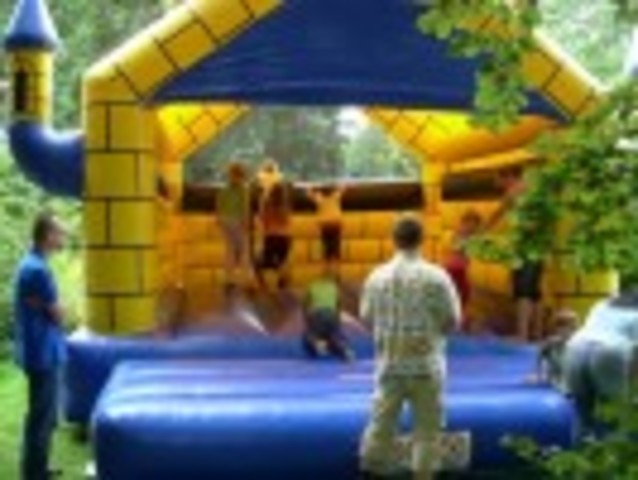 Übergabe Spielzeuganhänger