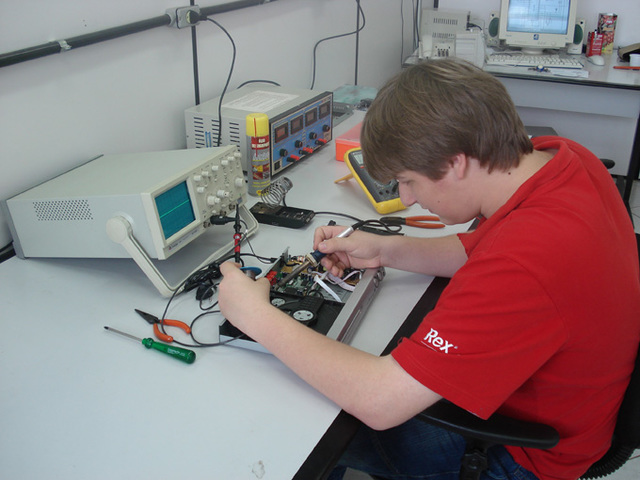 É fundada, em São Paulo, a OcidentalSchool, focada no campo daeletrônica.