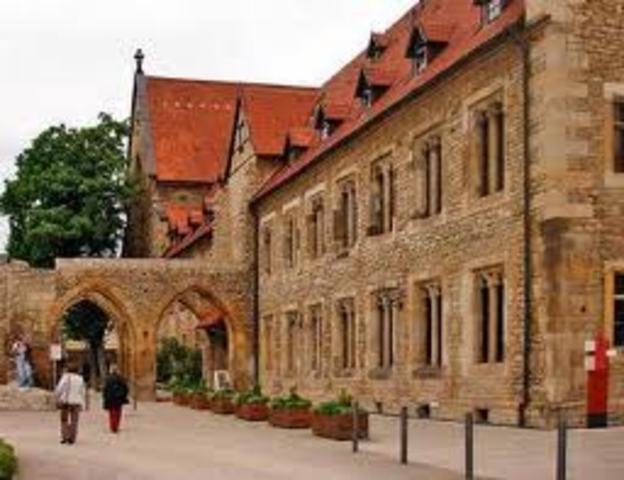 estudia en Erfurt con la intención de hacerse abogado