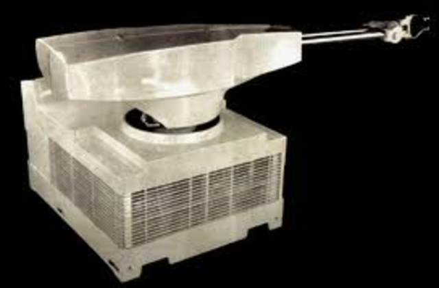 Primer robot con seis ejes electromecánicos