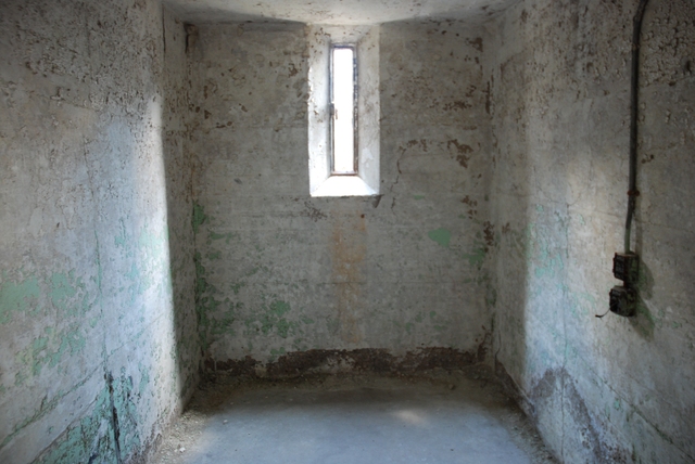 Escapes the Palace of Corrective Detention