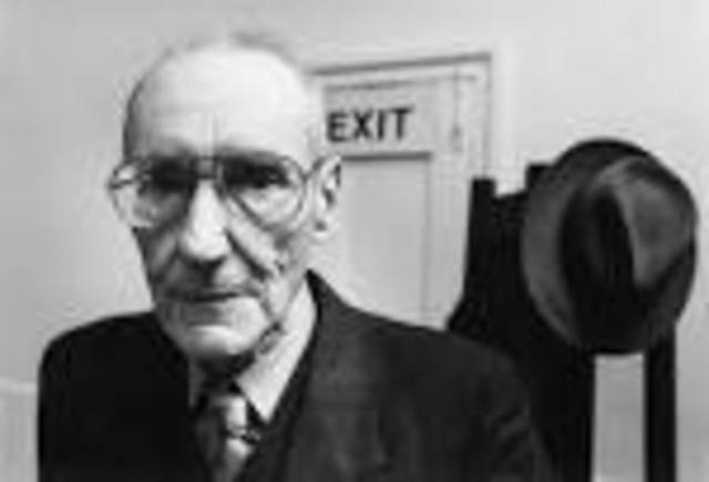 William Burroughs desarrolló lo que el llamó “máquina de sumar y hacer listas”,