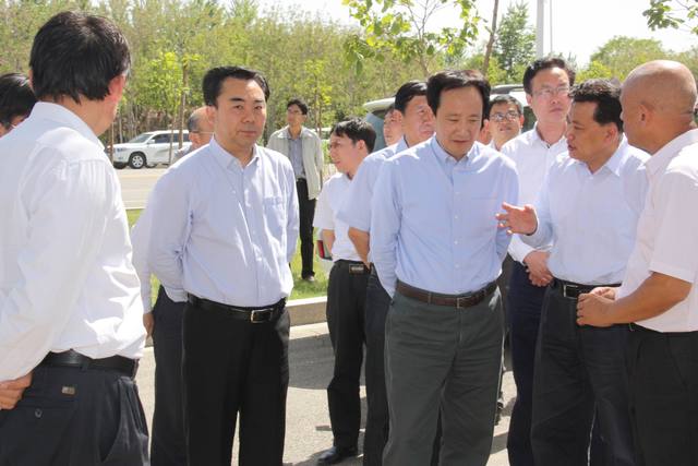 自治区党委书记、人大常委会主任李建华、政府常务副主席袁家军一行到建设工地调研