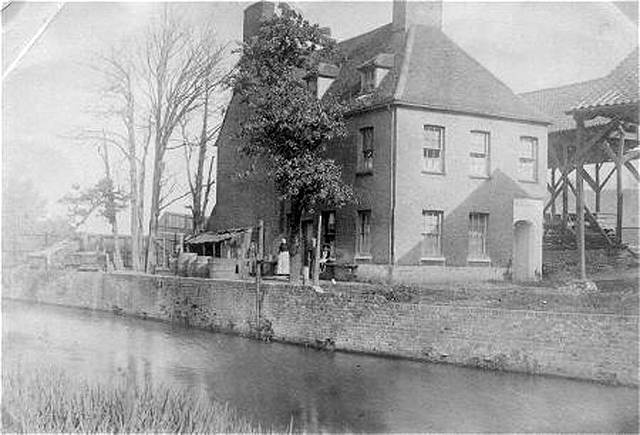 An English sculptor improved the daguerreotype.