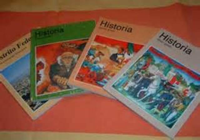 Se entregan primeros libros de texto gratuitos en lenguas indigenas. Se expide reglamento a Asociaciones de Padres de Familia.