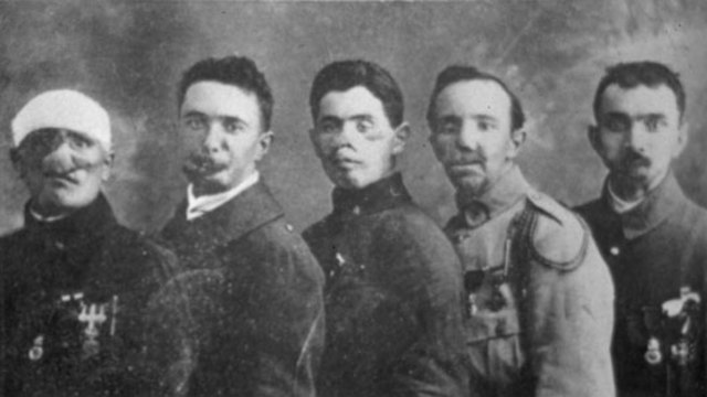 Défilé de la victoire ouvert par les "Gueules cassées"