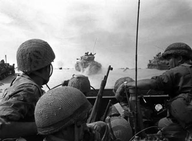 Inicio de la guerra por el Canal de Suez.