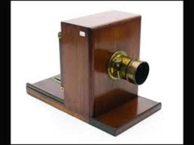 Henry Foxt Talbot creates calotype.