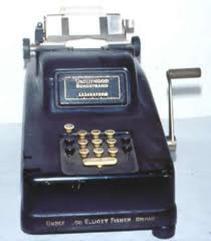 Primera sumadora mecánica