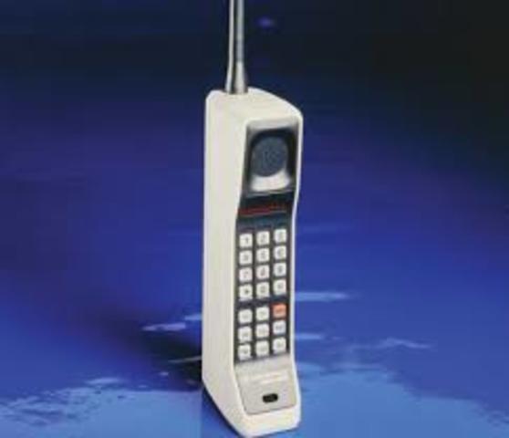 First Handheld Mobile Phone on the US Marker was the Motorola Dyna's 8000X