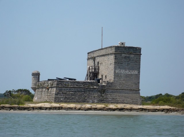 Spanish build fortress at St. Augustine