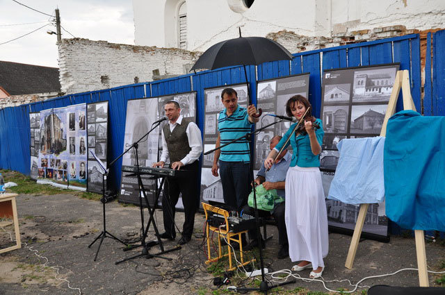 Возле синагоги Слонима состоялся концерт еврейской музыки и выставка фотографий синагог Беларуси.