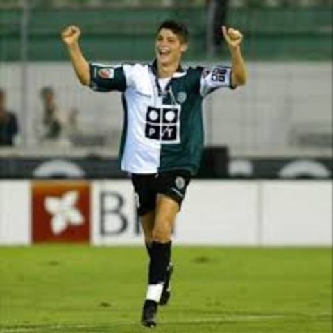 Joins his first Professtional club (BMM)