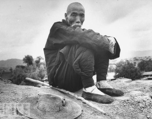 Sedebat prope viam Appiam et videbat viam.