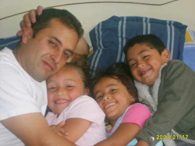 con mi papa mi hermano y mi hemana